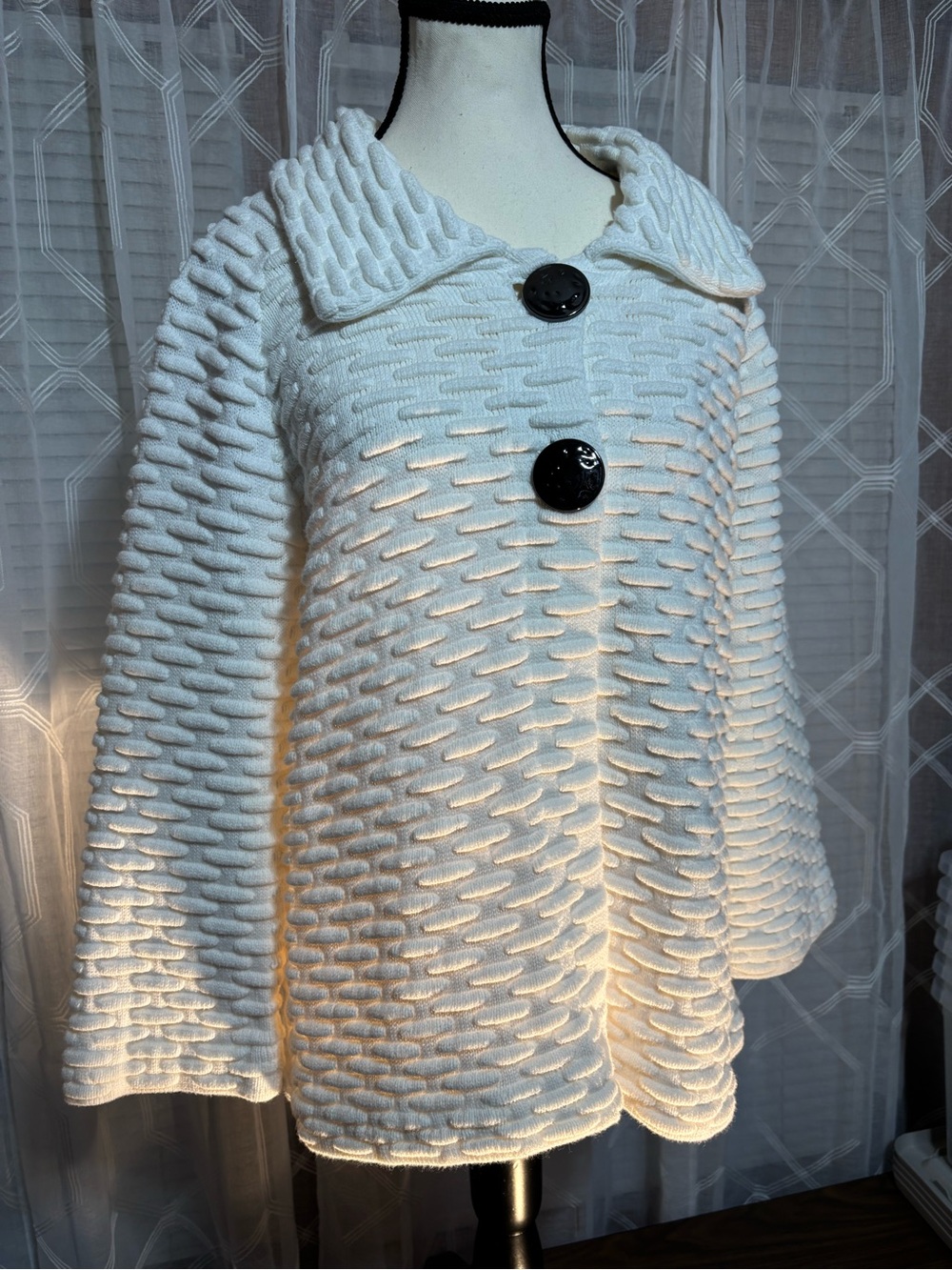 JM Collection Cream Knit Basket weave Sweater 2 beautiful buttons 25”L l